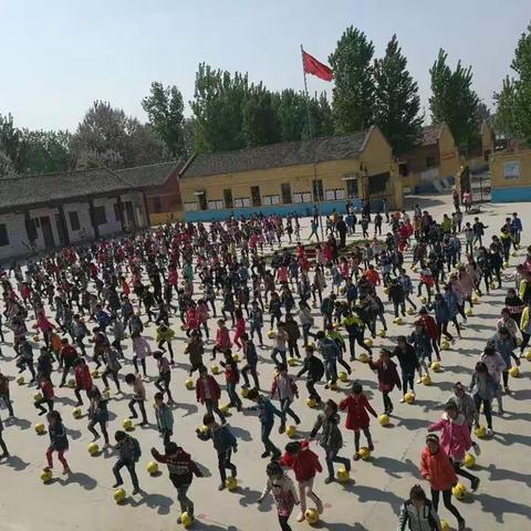 梁村小学足球大课间