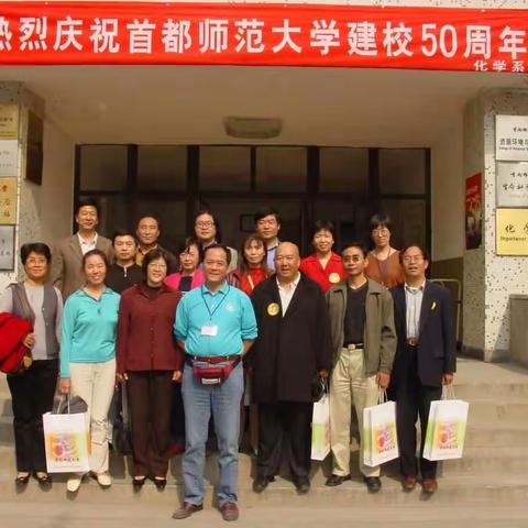 老同学欢聚一堂的快乐时光！