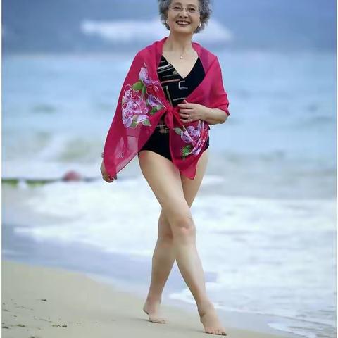 八十二高龄秀泳装  挑战女性健康美丽极限
