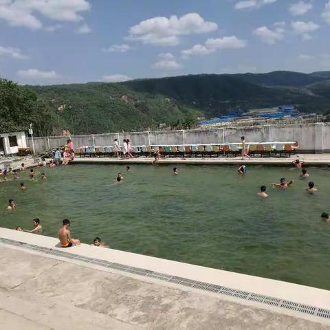 学会游泳多道“护身符                ——高大小学的游泳课