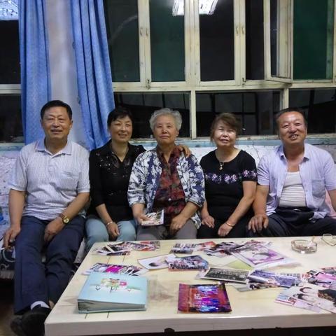 与姐姐团聚的幸福时光  。        相逢的快乐，亲情的自然流露是世上最美的甘露，能医一切病苦。