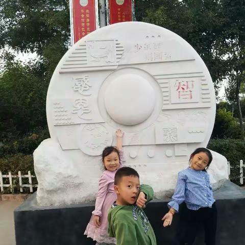 书香校园，浸润童年。