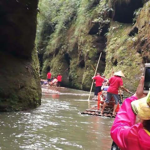 小小竹排峡中游
