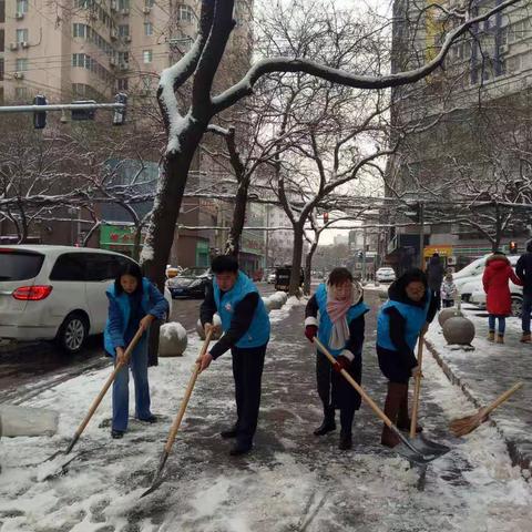 【共青团莲湖区委】团区委组织机关干部参与清雪除冰工作