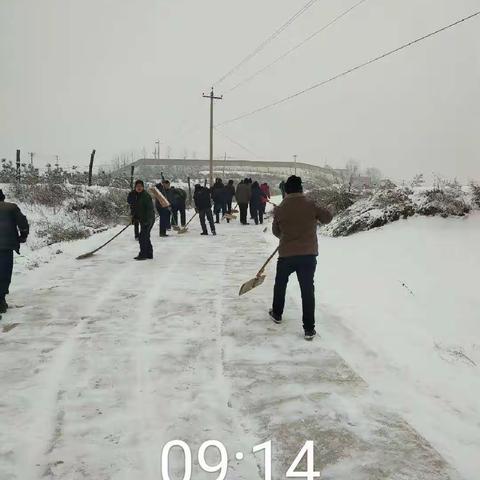 瑞雪兆丰年 除雪保平安 厚镇在行动