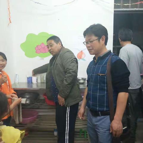 强管理，重落实——干河片区学校领导班子深入雪花小学检查指导住宿生管理情况