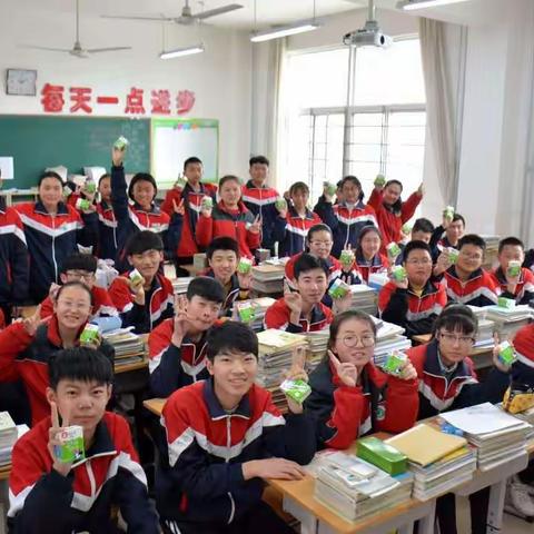 新城中学:为毕业生免费提供“爱心牛奶”