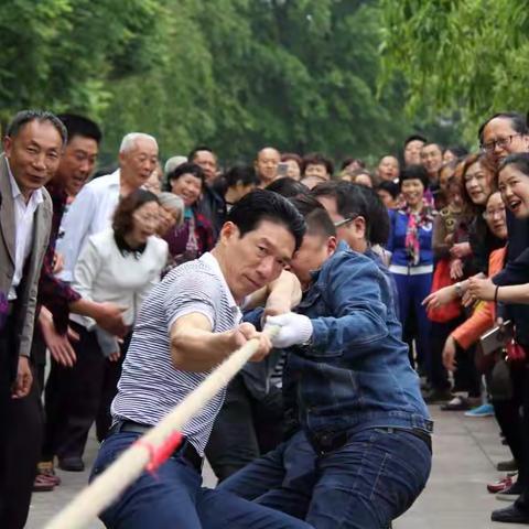 一根绳 一条心 合力强 同心胜  --潼南区梓潼街道举办“庆五一”拔河比赛侧记