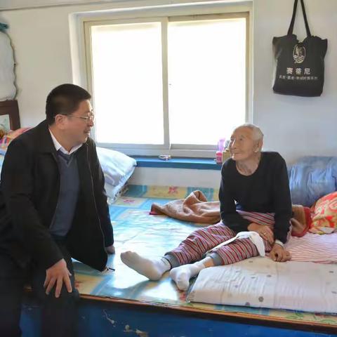 区委书记张玉良重阳节前夕走访慰问老年人