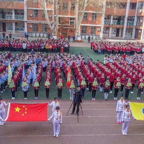 暖阳唤醒春花      运动雀跃校园——东升二小2019年春季运动会暨足球嘉年华活动