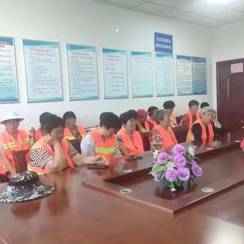 洛龙区科技园办事处开展夏季清洁战疫 ，持续推进人居环境整治工作。