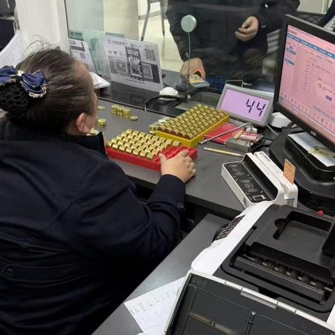 纪念币回存“小”服务   彰显金融“大”担当