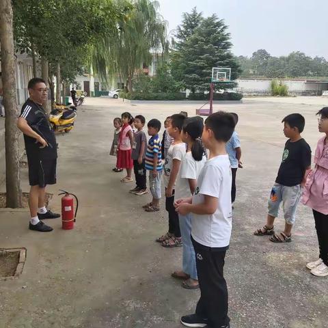横水镇会瀍小学防火防震之逃生技能演练