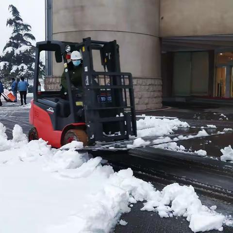 卯牛劲除积雪 消除隐患保生产