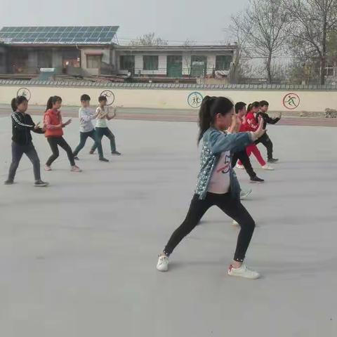 邱城小学太极拳