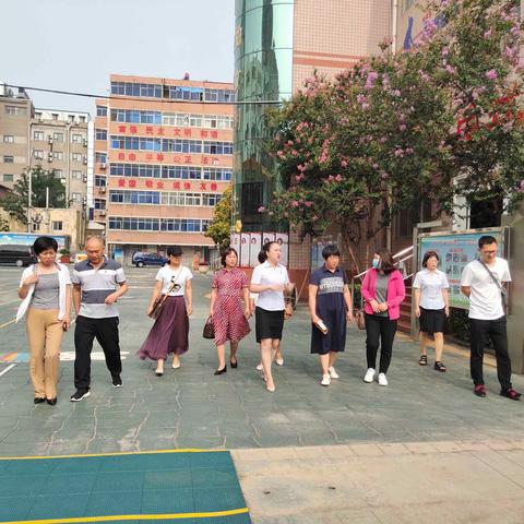 “一课程一特色”   互学习共发展——封丘县城关镇教育同仁到北街小学参观学习交流活动