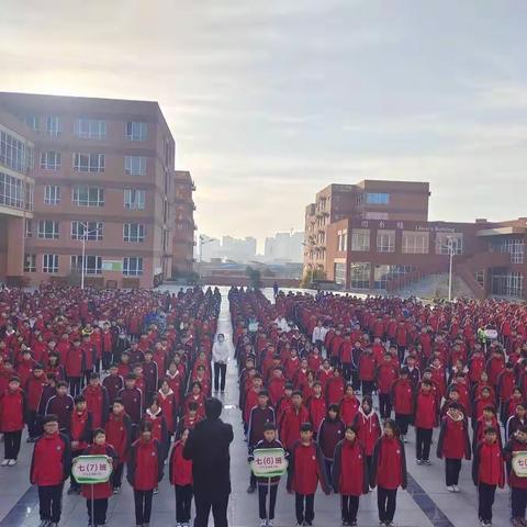 草长莺飞好春光，良好习惯记心间--伊川思源实验学校校集升旗仪式