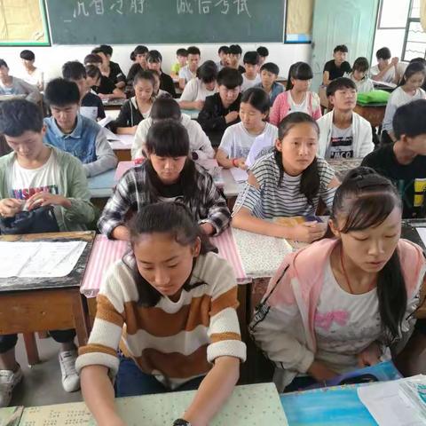 2017年7月6日下午四点过十分，八年级111班由班主任霍正贵老师主持，对学生进行假期前的安全教育。