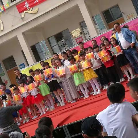 姚官小学举行庆六一活动。校长王晓斌激情满怀致开幕词，陶孔村委会领导，姚官村领导，家长，村民…（副本）