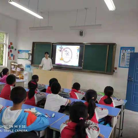 中秋话团圆，歌颂新时代——五年级部主题班队会