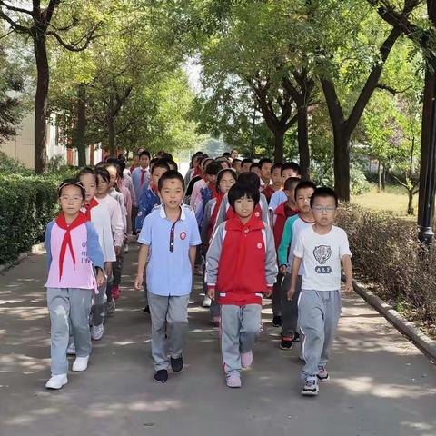 文明用餐我先行     良好习惯我践行——四年级部用餐侧记