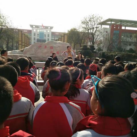 三年级部召开期中总结表彰大会