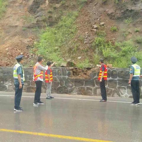 沁县公路管理段加强雨中巡查排隐患保安全