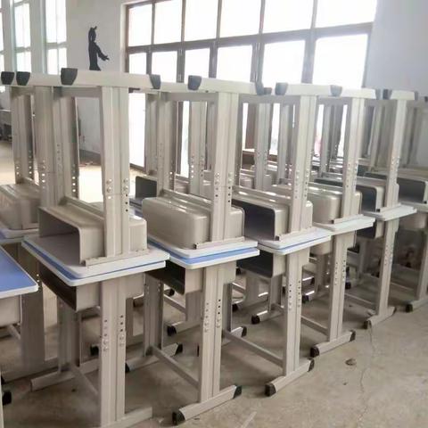 代召实验小学:改善学习环境，更换新桌椅