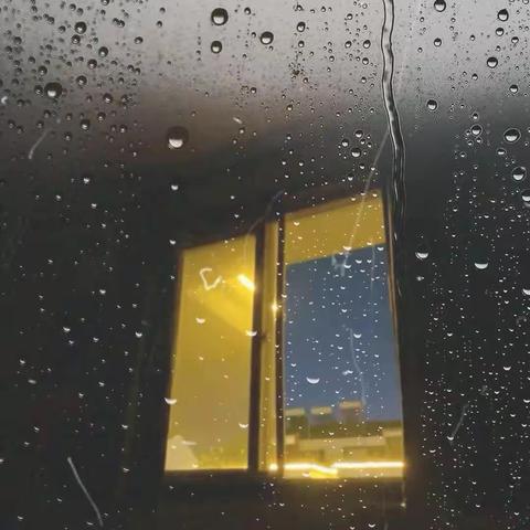 靠在窗边听雨