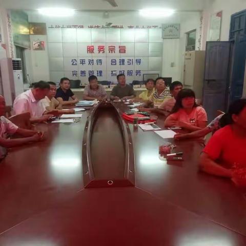 农丰村委会继续组织观看第97期脱贫致富夜校节目