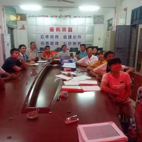 农丰村委会继续组织观看第99期脱贫致富夜校节目