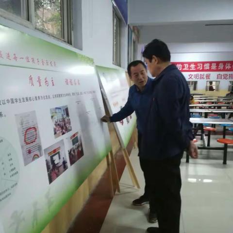 教科局赵局长冒雨到长直示范小学视查工作