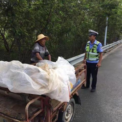 老人骑三轮车上高速拾荒 交警路管员及时护送劝离