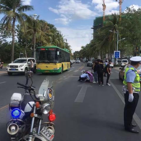 赞！交通事故伤者昏迷倒地 交警路管员全程撑伞陪护