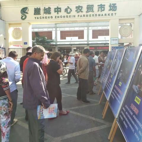 三亚交警交通安全宣传进乡村之走进崖城中心农贸市场