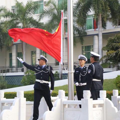 三亚交警举行“迎国庆 升国旗”仪式并组织观看庆典大会