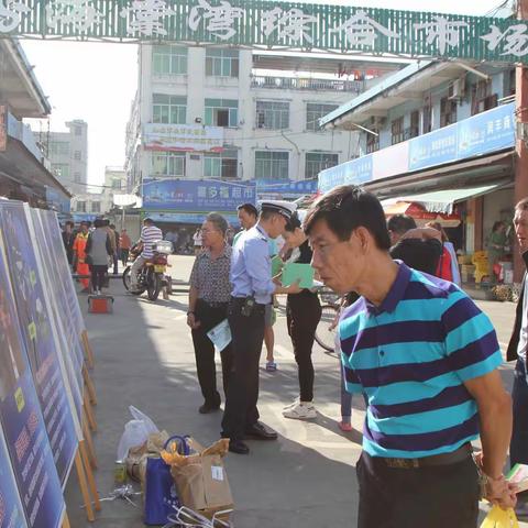 三亚交警交通安全宣传进乡村之走进海棠湾综合市场