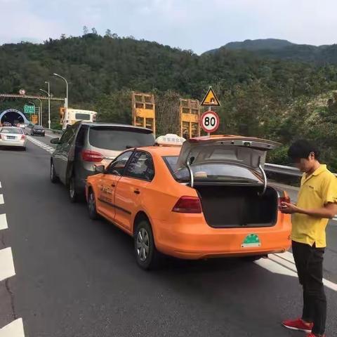 高速公路两车追尾 交警路管员快速处置保畅通
