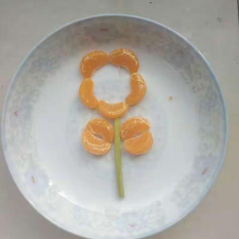 中午闲暇时间（家长和孩子一起动手），我们一起制作手工平盘，感受不一样的快乐。