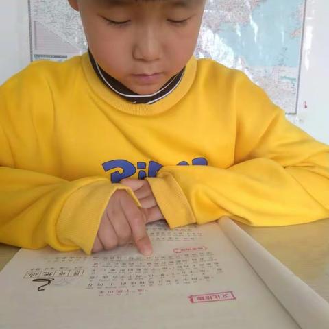 宏润小学一年级（7）班张林熙认真写作业，充实过寒假