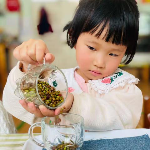 迎世艺术幼儿园蒙二班的小朋友们（快乐第二周）