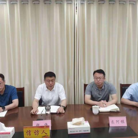 平阴县委常委、政法委书记张伟接访信访群众