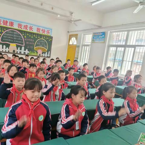 室内小动感 别样体育课——育才小学三年级部室内操进行时