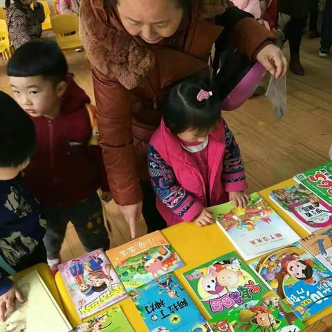 图书借阅日开始了！小盆友们很积极！大家一定要爱护书籍，妥善保管哦！