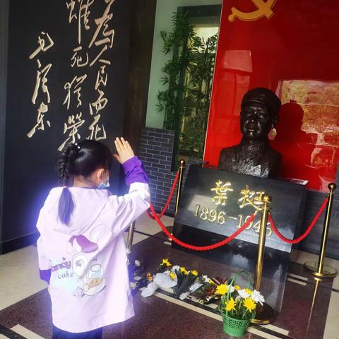 清明节是4月5日，也是三天小假的最后一天。妈妈带着我去看了叶挺英雄博物馆。