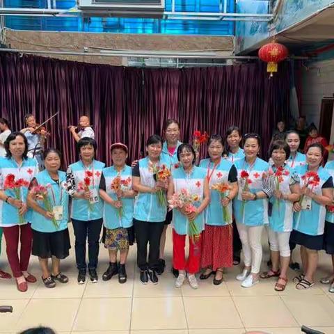 史会长带领吉大队志愿服务队和夕阳红艺术团来“博爱老年公寓”同爷爷奶奶们过父母节。