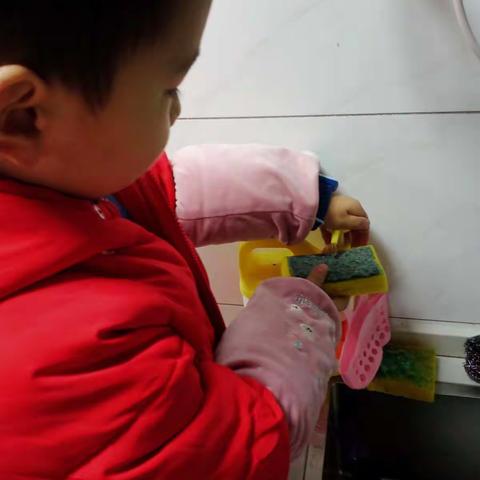 我是建德市月亮湾小学一年级2班王书浩，寒假实践活动之我是劳动小能手！