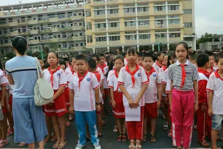 2017年9月4日早晨,沙县凤岗中心小学在两位神采奕奕小主持人地主持下