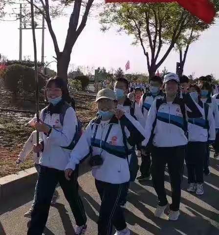 激扬青春  脚踏实地  励志“远足”