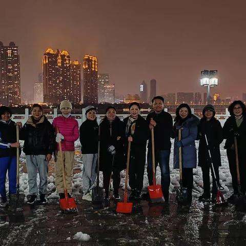 凝心聚力镜花台  清雪除冰暖人心